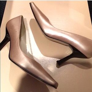 ANNE KLEIN2 Metallic Gold Classic Heel with Black Shiny Lacquered Heel